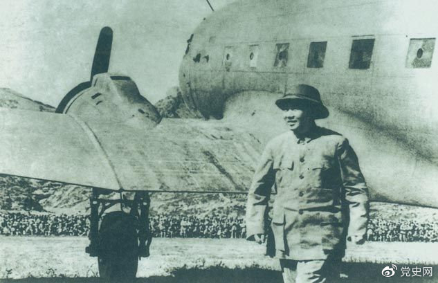 1945��10��11�գ�ë�ɖ|�ص��Ӱ����ܵ��Ӱ�������ʿ�ğ��Қgӭ��