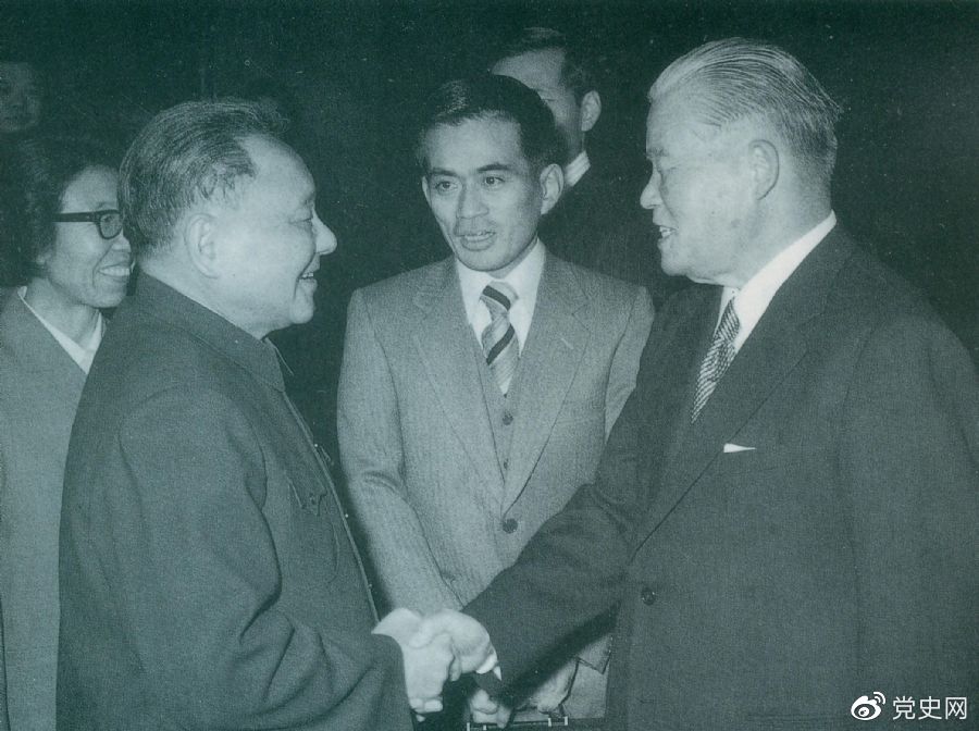 1979��12��6�գ���Сƽ��Ҋ�ձ������ƽ������