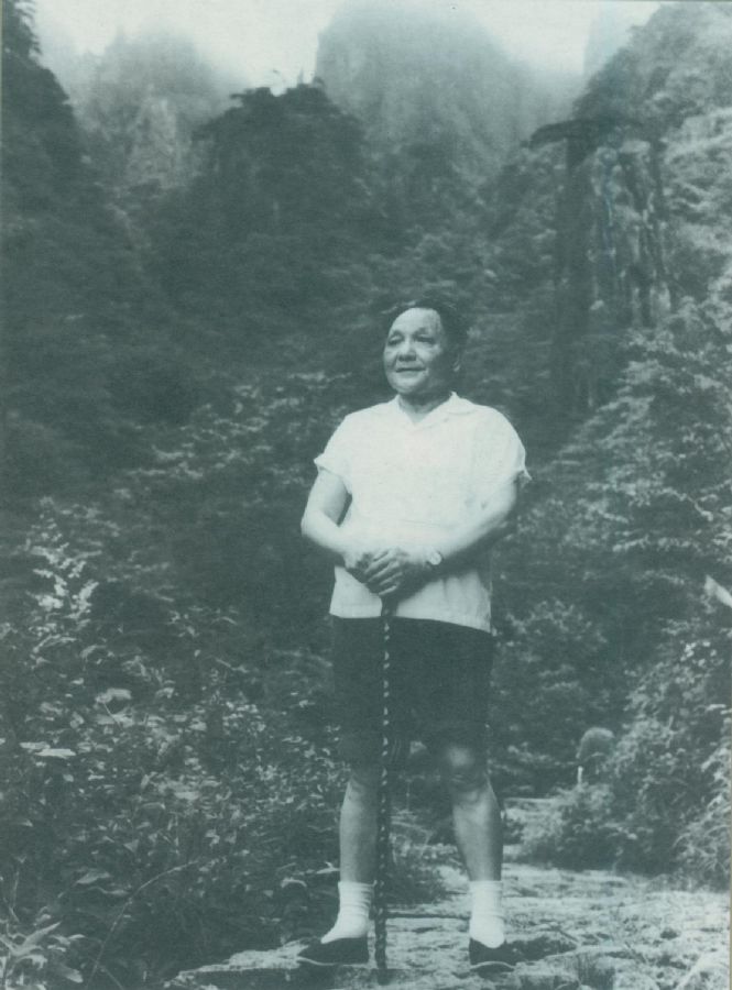 75歲高齡的鄧小平登上黃山之巔。（1979年）