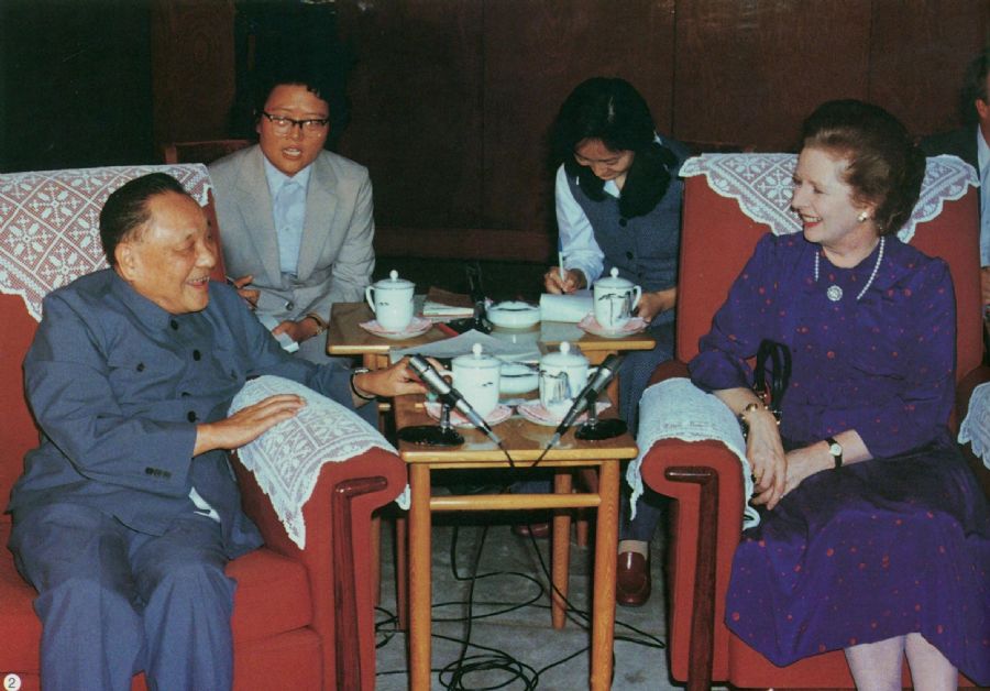 鄧小平會見英國首相撒切爾夫人，全面闡述中國政府對香港問題的基本立場。（1982年）