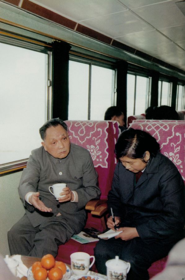 鄧小平視察江蘇、浙江、上海等地。圖為鄧小平同江蘇省省長顧秀蓮談小康目標。（1983年）