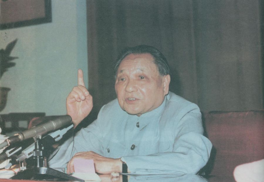 鄧小平在中央軍委擴大會議上，宣布中國人民解放軍三年內裁減員額100萬。（1985年）