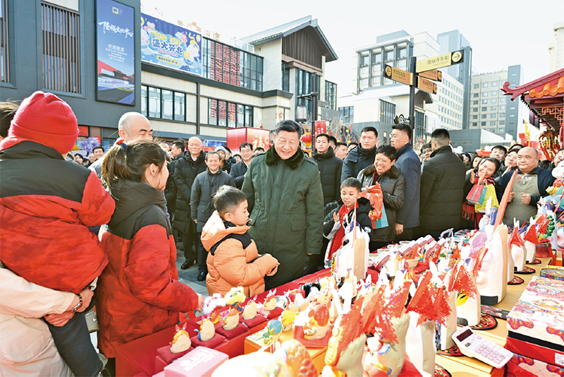 2026年2月9日至10日，中共中央總書記、國家主席、中央軍委主席習(xí)近平在北京考察并看望慰問基層干部群眾。這是10日上午，習(xí)近平在東城區(qū)隆福寺街區(qū)新春市集考察時(shí)，同現(xiàn)場群眾親切交流。 新華社記者 謝環(huán)馳/攝