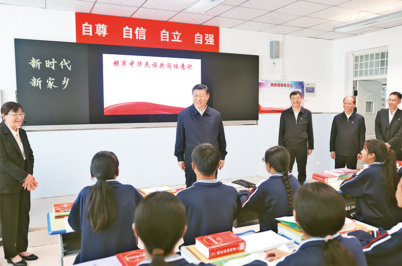   2024年6月18日至19日，中共中央總書記、國家主席、中央軍委主席習近平在青海考察。這是18日下午，習近平在果洛西寧民族中學高一（1）班觀摩“新時代、新家鄉”主題思政課。 新華社記者 鞠鵬/攝