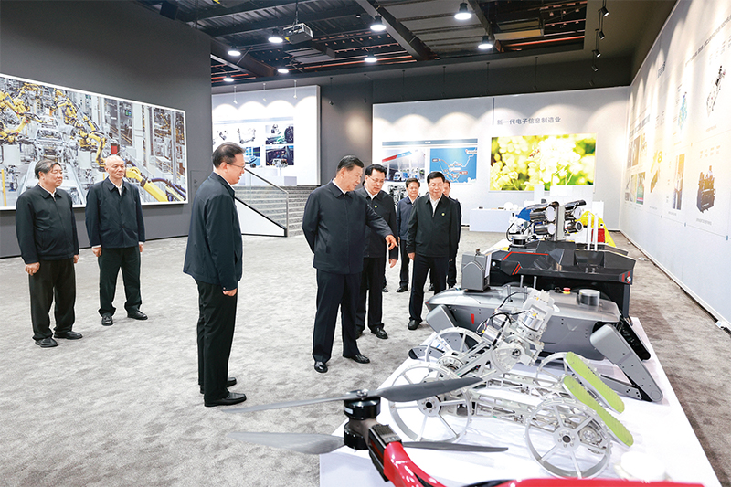   2024年4月22日至24日，中共中央總書記、國家主席、中央軍委主席習近平在重慶考察。這是22日下午，習近平參觀重慶科技創新和產業發展成果展示。 新華社記者 王曄/攝