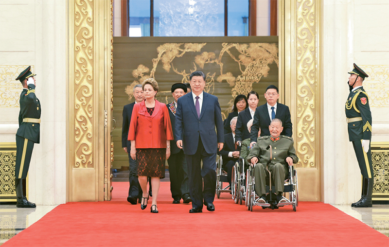 2024年9月29日，中華人民共和國國家勛章和國家榮譽(yù)稱號頒授儀式在北京人民大會堂金色大廳隆重舉行。中共中央總書記、國家主席、中央軍委主席習(xí)近平同國家勛章和國家榮譽(yù)稱號獲得者一同步入會場。 新華社記者 王曄/攝  