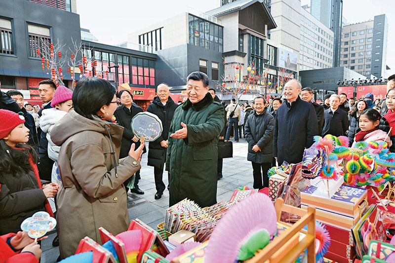 2026年2月9日至10日，中共中央總書記、國家主席、中央軍委主席習近平在北京考察并看望慰問基層干部群眾。這是10日上午，習近平在東城區隆福寺街區新春市集考察時，同現場群眾親切交流。 新華社記者 燕雁/攝