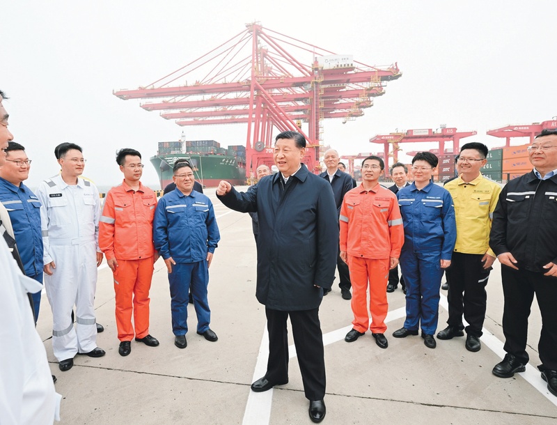 2024年5月22日至24日，中共中央總書記、國家主席、中央軍委主席習近平在山東考察。這是22日下午，習近平在日照港親切慰問港口科技工作者、運營人員、航運人員。 新華社記者 謝環馳/攝